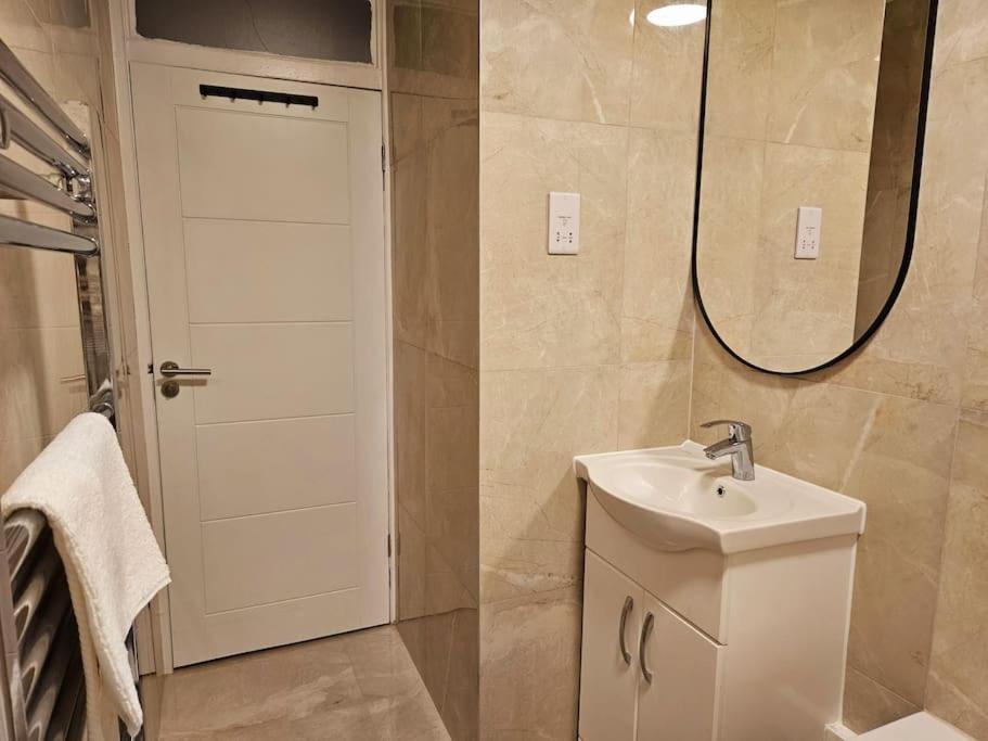 Wonderful Apartment In Wembley Лондон Экстерьер фото