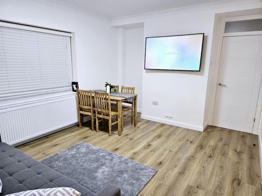 Wonderful Apartment In Wembley Лондон Экстерьер фото