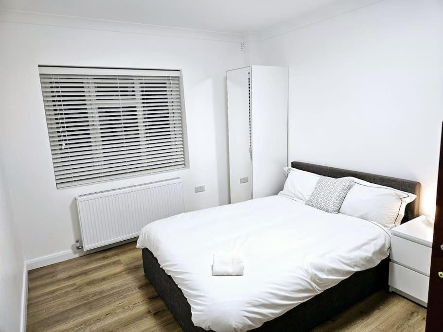 Wonderful Apartment In Wembley Лондон Экстерьер фото