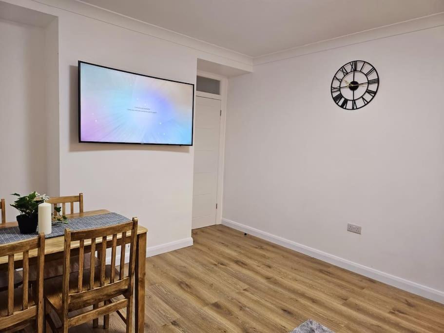 Wonderful Apartment In Wembley Лондон Экстерьер фото