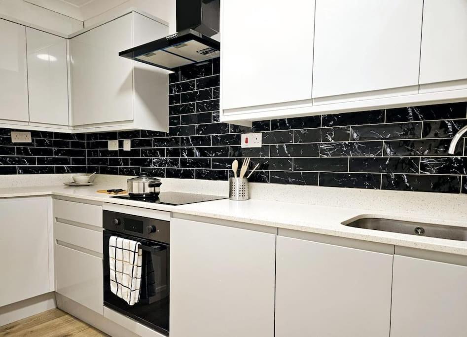 Wonderful Apartment In Wembley Лондон Экстерьер фото