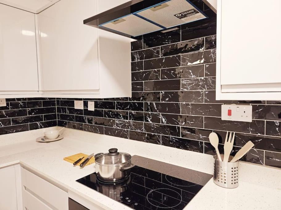 Wonderful Apartment In Wembley Лондон Экстерьер фото